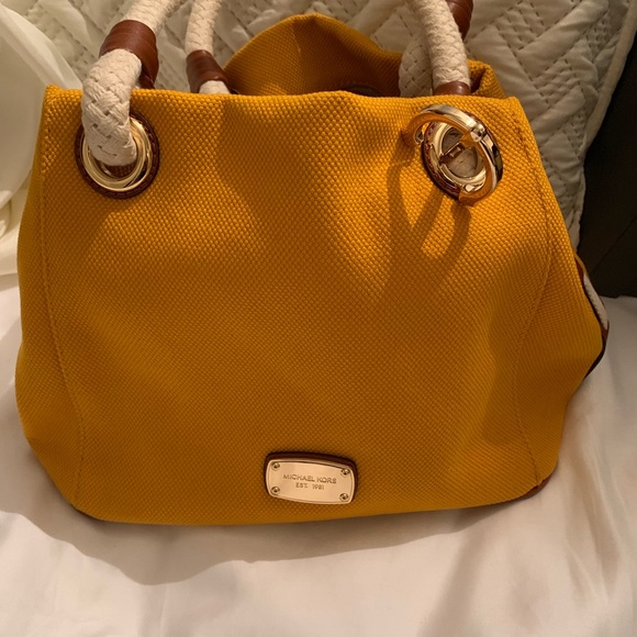 Trendy Handbag 👜 - Picture 2 of 6